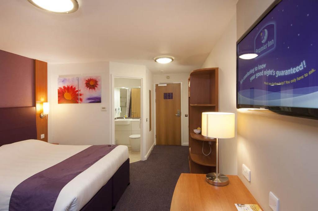 Premier Inn Dundee West Exterior photo